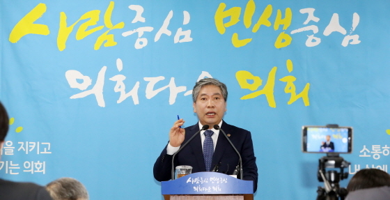 NSP통신-송한준 경기도의장이 취임 1주년 기자회견을 하고 있다. (경기도의회)