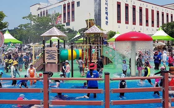 NSP통신-▲서산시가 다음달 18일까지 야외 물놀이장을 운영한다(지난해 모습). (서산시)