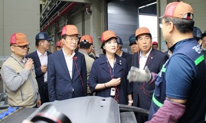 [NSP PHOTO]유은혜 교육부장관, 전국 최우수 경북기계금속고 및 경산아진산업 방문