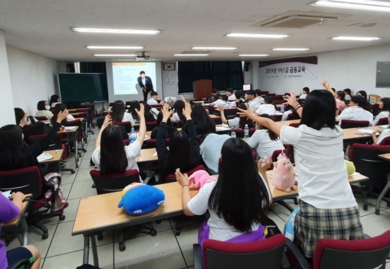 NSP통신-지난 10일 안산디자인문화고교에서 진행한 OK저축은행 1사 1교 금융교육 현장사진. (OK저축은행)