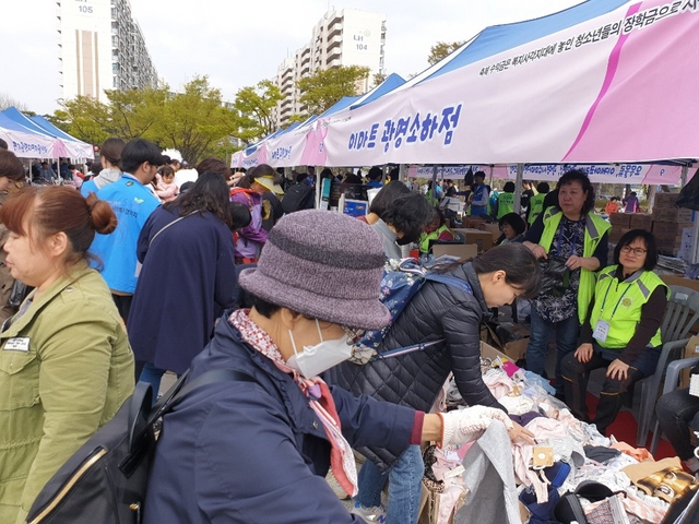 NSP통신-광명희망나기운동본부는 4월 광명희망나눔축제 바자회를 통해 꿈도전 장학금을 마련했다. (광명시)