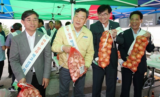 NSP통신-▲태안군이 마늘·양파 직거래 장터를 열었다. (태안군)