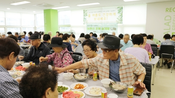 NSP통신-광교종합사회복지관이 12일 연 삼계탕 나눔 행사에 참석한 관내 어르신들 모습. (광교종합사회복지관)