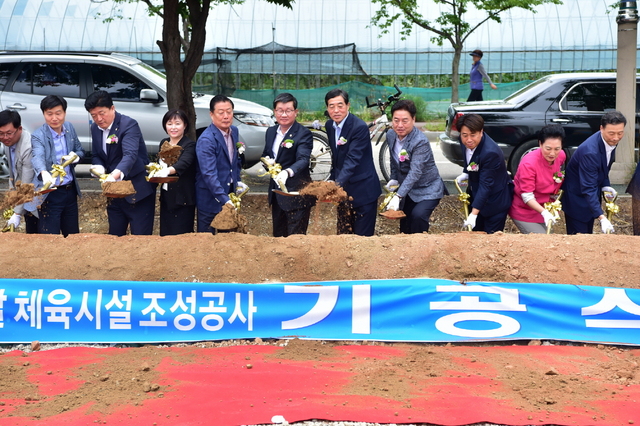 NSP통신-11일 안산시 반월동에서 열린 창말생활체육시설 조성공사 기공식에서 윤화섭 안산시장(오른쪽 다섯번째)이 시삽을 하고 있다. (안산시)