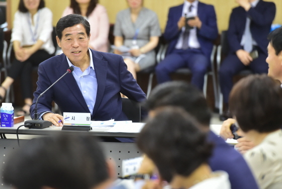 NSP통신-12일 한국산업단지공단 경인지역본부에서 열린 생생 현장 간부회의에서 윤화섭 안산시장이 기업대표 등 참석자들과 강소특구 발전방안에 대해 논의하고 있다. (안산시)