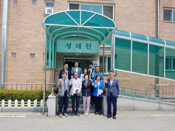 NSP통신-12일 경기도의회 보건복지위원회 위원들이 노숙인 재활시설인 성혜원을 방문 운영현황 및 애로사항을 청취하고 시설을 둘러보는 가운데 관계자들과 기념촬영을 하고 있다. (경기도의회)