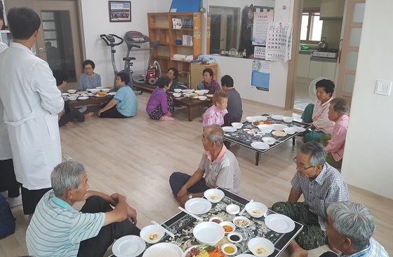 NSP통신-▲홍성군이 노인 맞춤형 영양프로그램 실버영양경로당 사업을 운영하고 있다. (홍성군)