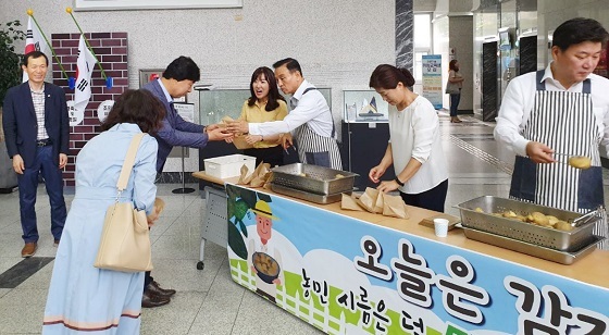 NSP통신-▲천안시가 감자·양파 소비촉진을 위해 발 벗고 나섰다. (천안시)