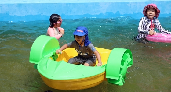 NSP통신-미니보트를 타고 신나게 물놀이를 하고 있는 어린이와 가족 참가자들. (쌍용차)
