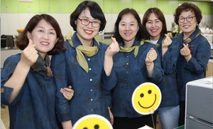 [NSP PHOTO]청도군,  청도특산품 감물염색 민원복 착용 고품격 서비스 제공 나서