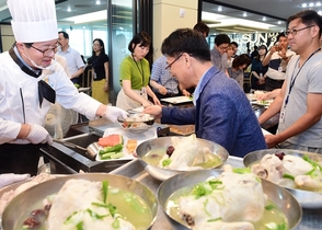 [NSP PHOTO]염태영 수원시장, 시청 직원에게 삼계탕 배식