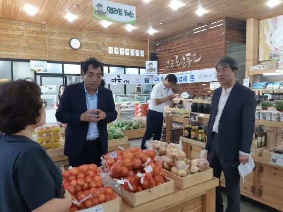 NSP통신-오병석 농림축산식품부 차관보(중앙)가 김포시 로컬푸드직매장을 방문해 애로사항을 청취하고 있다. (김포시)