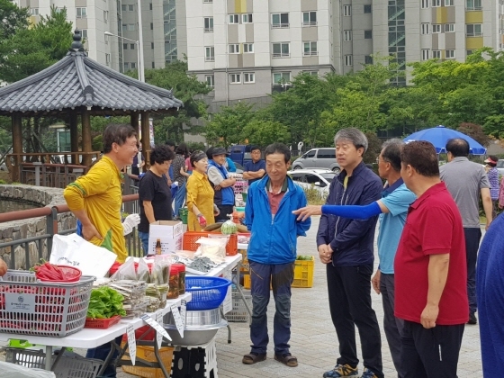 NSP통신-두철언 김포시농업기술센터소장이 운양동 모담폭포에서 열리고 있는 김포농업인 새벽시장을 방문해 농업인들을 격려하고 있다. (김포시)