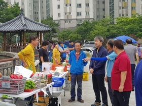 [NSP PHOTO]두철언 김포시농업기술센터소장, 김포농업인 새벽시장 방문 격려