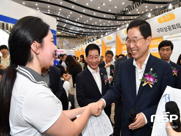 NSP통신-직업교육박람회장을 찾은 임종식교육감이 학생들을 격려하고 있다. (경상북도 교육청)