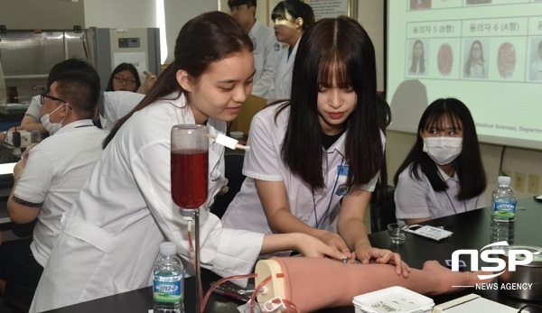 NSP통신-대구한의대학교 임상병리학과에서 혈액을 체취하는 실습을 진행하고 있는 학생. (대구한의대학교)