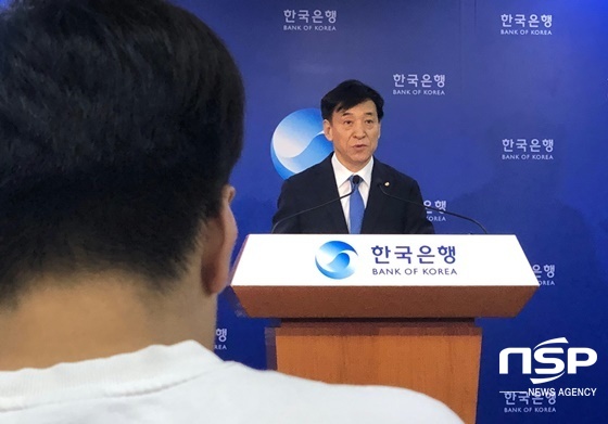 NSP통신-18일 이주열 한국은행 총재가 금통위 본회의 직후 통화정책방향 기자설명회에서 기자들의 질문에 답하고 있다.