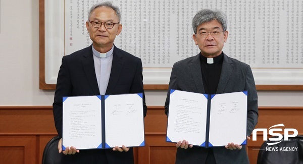 NSP통신-김정우 대구가톨릭대 총장(오른쪽)과 정일 가톨릭상지대 총장이 교류협정을 체결하고 협약서를 보이고 있다. (대구가톨릭대)