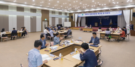 NSP통신-19일 의왕시청 대회의실에서 김상돈 의왕시장이 미래위원회 제3차 정기회의를 진행하고 있다. (의왕시)