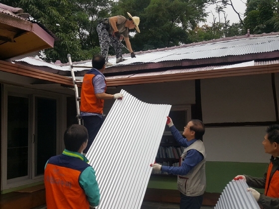 NSP통신-부천도시공사 관계자들이 지붕개선 작업을 하고 있다. (부천도시공사)