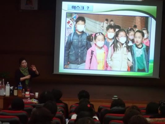 NSP통신-안성시 농촌여성농업인으로 구성된 생활개선회원들이 환경교육을 받고 있다. (안성시)