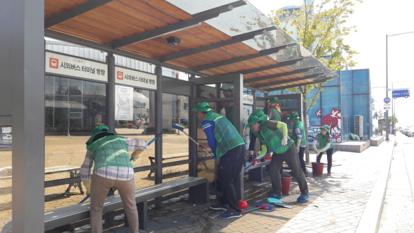 NSP통신-새마을지도자여수시협의회가 깨끗하고 쾌적한 대중교통 환경을 위해 버스정류장 청소를 하고 있다. (새마을협의회)