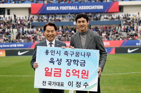 NSP통신-지난 4월 6일 이정수 선수가 백군기 시장(왼쪽)에게 장학금을 기탁하는 가운데 기념촬영을 하고 있다. (용인시)
