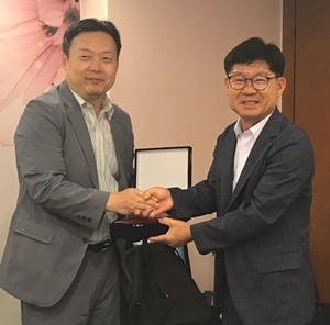 NSP통신-▲김태욱 변호사(左)가 축산환경관리원으로부터 감사패를 받았다.