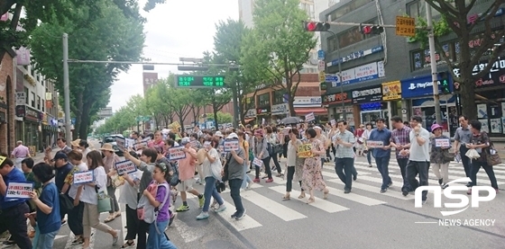 NSP통신-29일 건강한경기도만들기도민연합의 가두행진이 수원시 팔달구 수원중앙침례교회에서 경기도청까지 이어지고 있다. (남승진 기자)