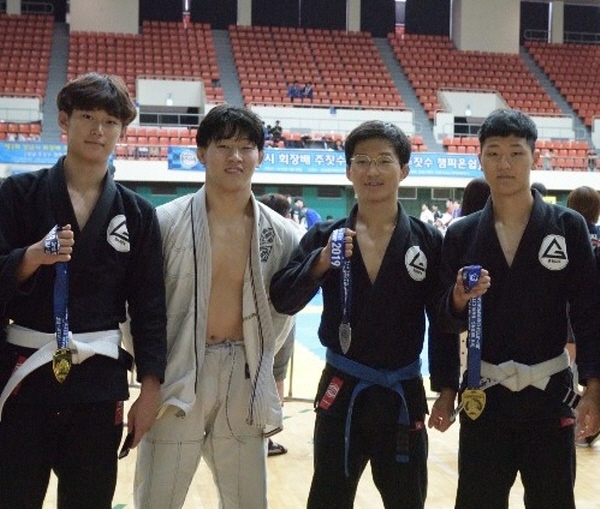 NSP통신-(왼쪽부터)김현태, 김정철,김진우,전중현 등 입상들이 사진 촬영을 하고 있다.