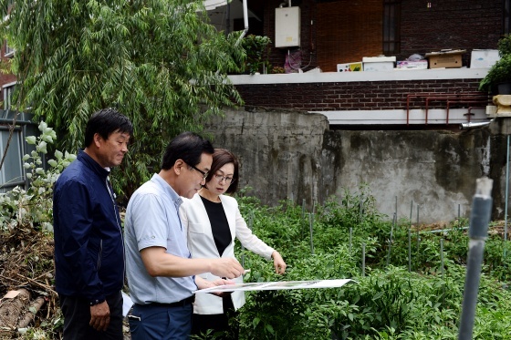 NSP통신-29일 오전 은수미 성남시장이 은행동에 위치한 은행식물원을 방문해 관계자로 부터 생활권 녹지공간 확충사업 현황을 보고받고 있다. (성남시)