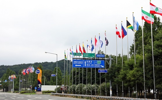 NSP통신-▲계룡시가 계룡IC 진입로에 6.25전쟁 참전국 및 지원국가의 국기게양대를 추가 설치했다. (계룡시)