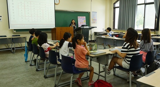 NSP통신-▲아산시가 초등학생을 대상으로 운영하는 여름방학 영어캠프를 개강했다. (아산시)