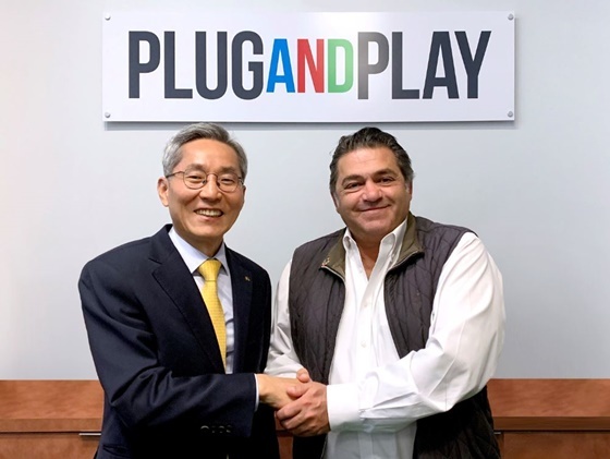 NSP통신-지난 4월 실리콘밸리 PLUG and PLAY 본사에서 악수를 나누고 있는 윤종규 KB금융 회장(왼쪽)과Saeed Amidi PLUG and PLAY 대표(오른쪽) (KB금융)
