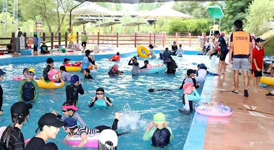 NSP통신-▲계룡시 두계천 생태공원 물놀이장이 시민들의 큰 호응을 얻고 있다. (계룡시)