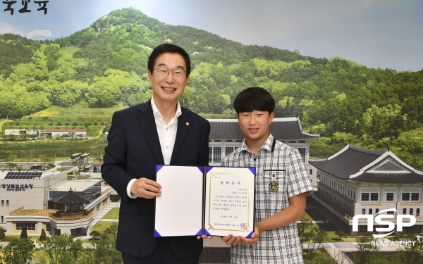 NSP통신-임종식 교육감이 선행을 실천한 한 군을 격려하고 장학금을 전달했다. (경상북도교육청)