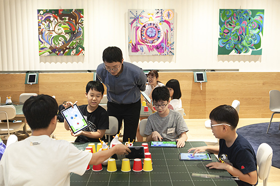 NSP통신-서울 종로구 T플레이스 종각점에서 학생들이 신나는 코딩 캠프에 참여하고 있는 모습. (SK텔레콤)