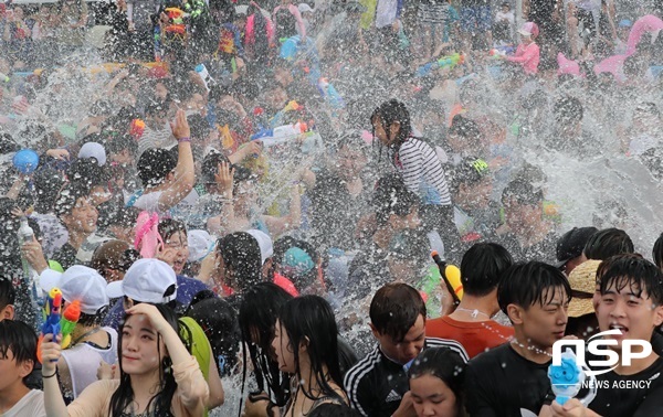 NSP통신-장흥 물축제 지상 최대의 물싸움. (장흥군)