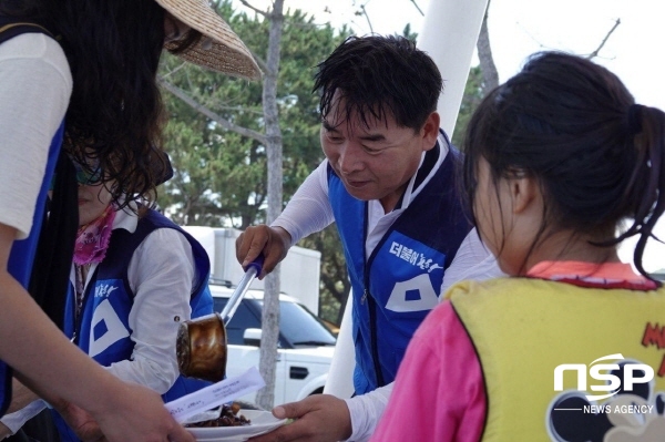 NSP통신-오중기 위원장이 포항지역아동센터연합 바다캠프에서 배식 봉사를 하고 있다. (민주당 포항시북구위원회)