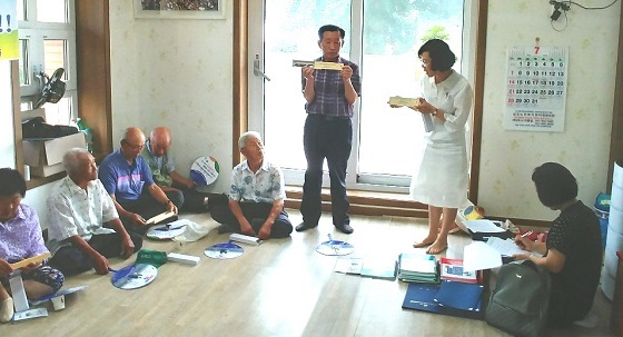 NSP통신-▲서천군이 남당리를 방문해 주민들을 대상으로 찾아가는 홍보 캠페인을 실시했다. (서천군)