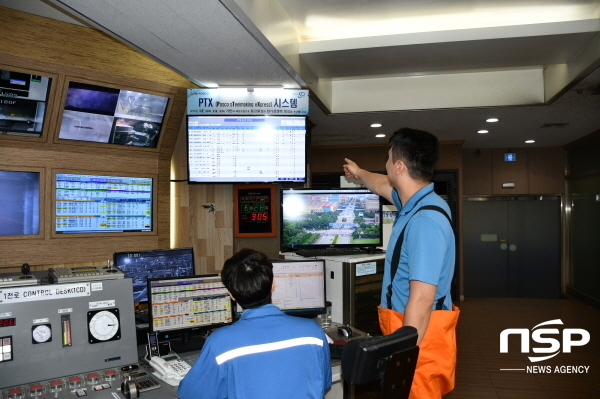 NSP통신-포항제철소 2제강공장 운전실에서 PTX 시스템을 활용하고 있다. (포항제철소)