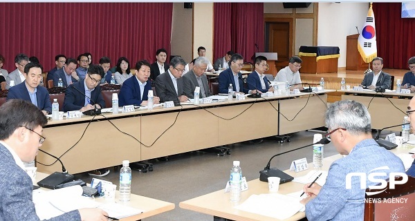 NSP통신-지난 5일 권영진 대구시장 주재로 유관기관, 경제계 대표들과 함께 일본 수출규제 관련 대구시·유관기관·경제계 대책회의를 열고있다. (대구시)
