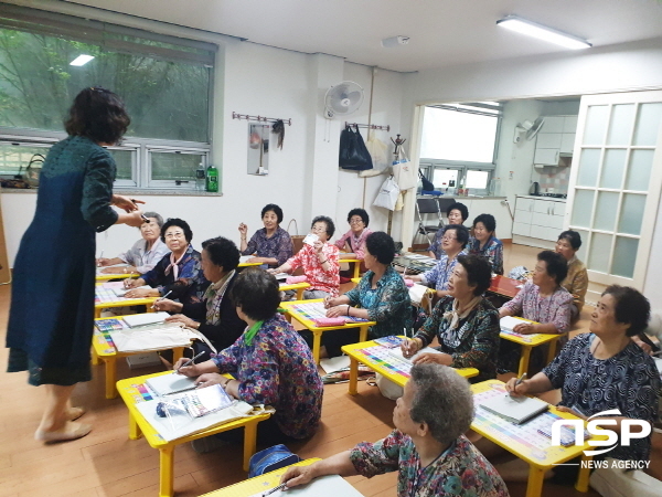 NSP통신-안동시 평화동 주민자치위원회가 6일 2019 사랑의 한글 교실 개강식 을 가졌다. (안동시)