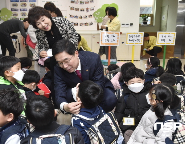 NSP통신-경상북도교육청은 도내 전체 유치원, 초등학교, 특수학교 학생에게 고농도 미세먼지 대응 보건용마스크를 추가 보급한다. (경상북도교육청)
