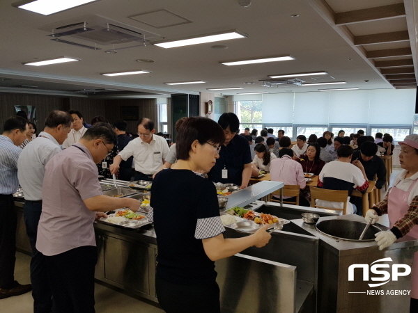 NSP통신-경상북도교육청은 8일 도교육청 구내식당에서 양파데이 행사를 했다. (경상북도교육청)