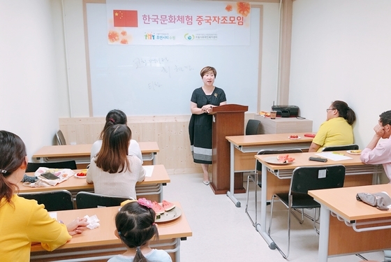 NSP통신-11일 디알엠코칭 대표, MOM교육연구소 소장 최현경 강사가 한국문화체험 중국자조모임 학부모를 대상으로 강연을 하고 있다. (수원시외국인복지센터)