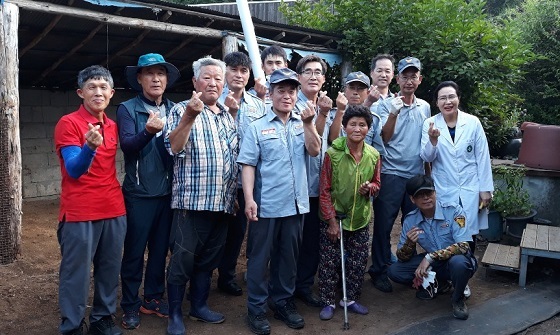 NSP통신-▲서천군 판교면이 관내 주거환경이 열악한 가정에 방문해 개·보수 작업을 실시했다. (서천군)