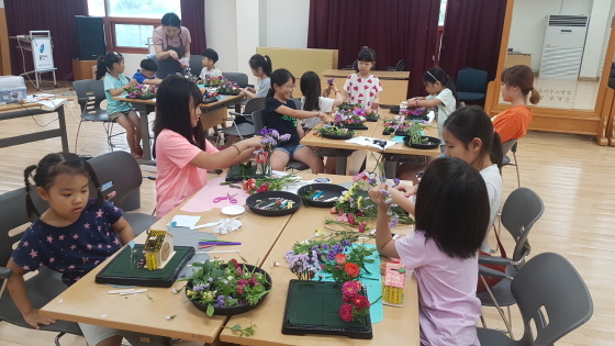 NSP통신-용인시 수지구 풍덕천1동 돌봄교실에 참여한 아이들이 꽃꽃이 수업을 듣고 있다. (용인시)