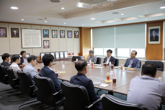 NSP통신-김현중 유한대학교 총장과 전임교원들이 소통의 시간을 갖고 있다. (유한대학교)