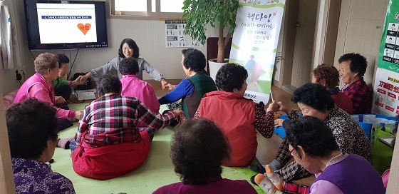 NSP통신-▲서천군이 경로당 이용주민을 대상으로 웰다잉 교육 프로그램을 운영하고 있다. (서천군)